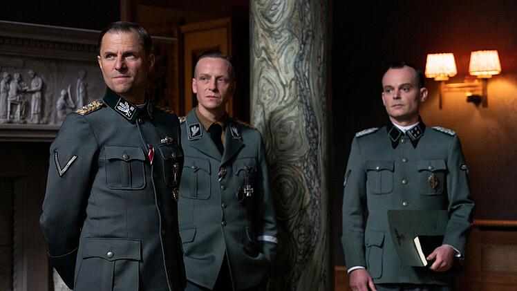 Architekten der Wannseekonferenz, von links: Reinhard Heydrich (Philipp Hochmair), Chef des Reichssicherheitshauptamts, der Sicherheitspolizei und des SD, Heinrich M&uuml;ller (Jakob Diehl) und Adolf Eichmann (Johannes Allmayer), Leiter der Abteilung Judenangelegenheiten/R&auml;umungsangelegenheiten im Reichssicherheitshauptamt.