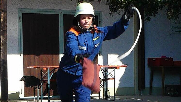 Theresa Beck beim Zielwurf mit dem Leinenbeutel.