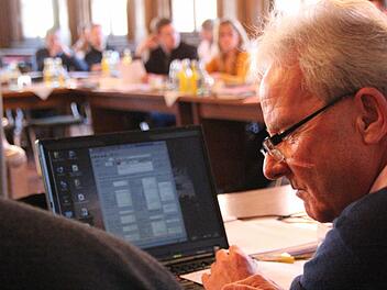 Konnte im Finanz-Ausschuss schwarze Zahlen zur Halbzeit-Bilanz des Stadthaushaltes präsentieren: Stadtkämmerer Gerhard Haagen (rechts) hier auf einer Archivaufnahme. Archivfoto: Josef Hofbauer