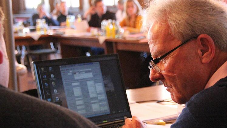 Konnte im Finanz-Ausschuss schwarze Zahlen zur Halbzeit-Bilanz des Stadthaushaltes präsentieren: Stadtkämmerer Gerhard Haagen (rechts) hier auf einer Archivaufnahme. Archivfoto: Josef Hofbauer