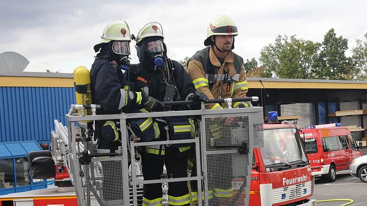 Die Atemschutzgeräterträgerinnen übergeben die vermissten Personen an die Drehleiter. Foto: Michael Stelzner