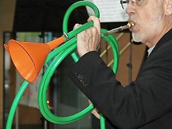 René Jampen stellt sein Schlauchhorn, vor. Foto: Veronika Schadeck