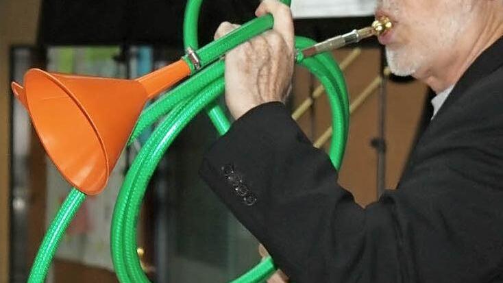 René Jampen stellt sein Schlauchhorn, vor. Foto: Veronika Schadeck