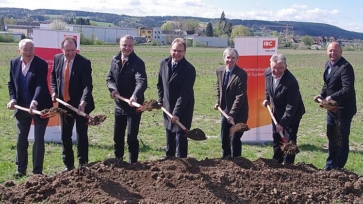 Beim Spatenstich in Küps (v. l.): IBC-Solar-Vorstandsvorsitzender Udo Möhrstedt, die Bankvorstände Hans Ulrich Fuchs und Andy Schindhelm, Bürgermeister Bernd Rebhan, Regierungsvizepräsident Thomas Engel, Bürgermeister a. D. Herbert Schneider und Projektentwickler Oliver Partheymüller. Foto: Heike Schülein
