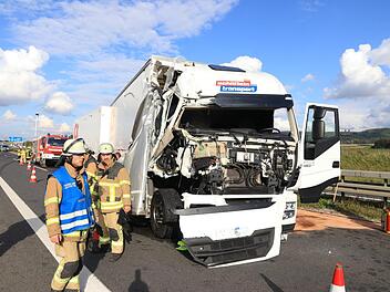 Stark beschädigt wurde das Führerhaus des Lkw, der den Unfall auslöste. Foto: news5/Merzbach