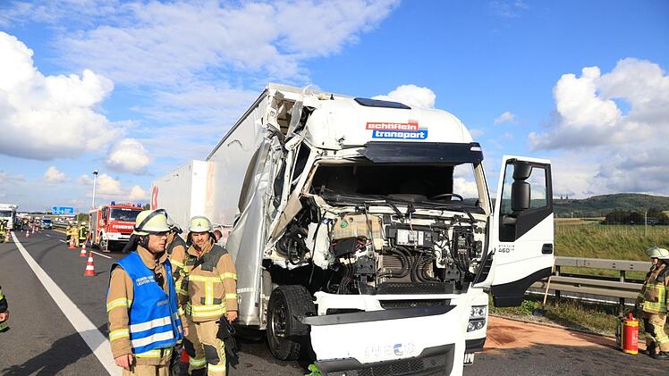 Stark beschädigt wurde das Führerhaus des Lkw, der den Unfall auslöste. Foto: news5/Merzbach