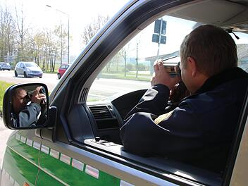 Die Kulmbacher Polizei hat sich am Mittwochmorgen in der 70er-Zone bei Seidenhof postiert. Dieter Endres misst  hier die Geschwindigkeit mit der Laserpistole. Foto: Alexander Hartmann