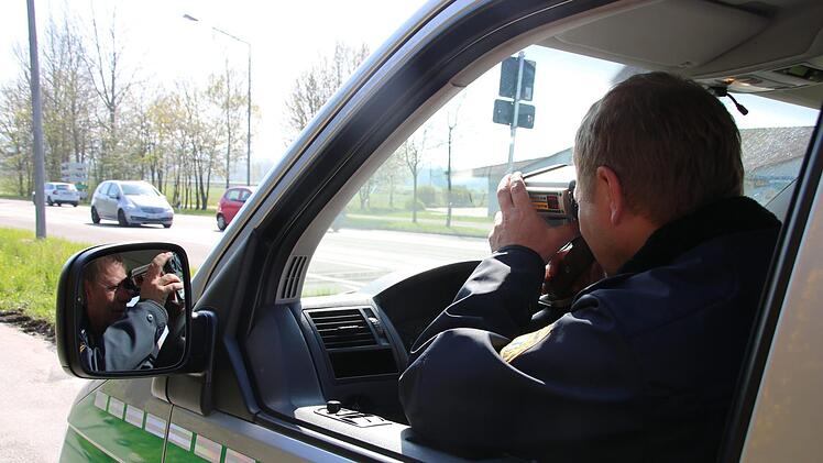 Die Kulmbacher Polizei hat sich am Mittwochmorgen in der 70er-Zone bei Seidenhof postiert. Dieter Endres misst  hier die Geschwindigkeit mit der Laserpistole. Foto: Alexander Hartmann