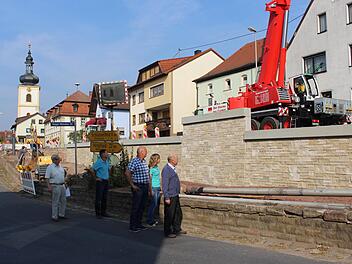 Die Verblendung in Naturstein an der Mauer war ein Wunsch der Wachenrother Gemeinderäte.Evi Seeger
