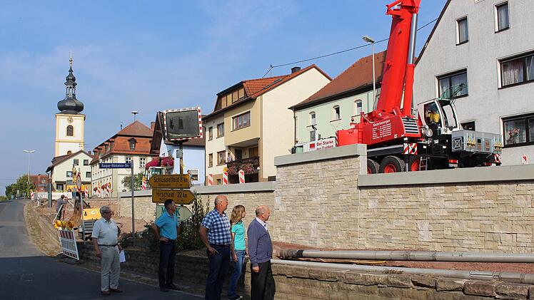 Die Verblendung in Naturstein an der Mauer war ein Wunsch der Wachenrother Gemeinderäte.Evi Seeger