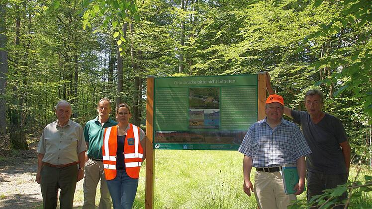 Georg Stürzenberger, Arnulf  Schöberl, Mandy Miklosa, Daniel Zippert und Peter Reichelt präsentieren eine der neuen Hinweistafeln.Foto: Arkadius Guzy