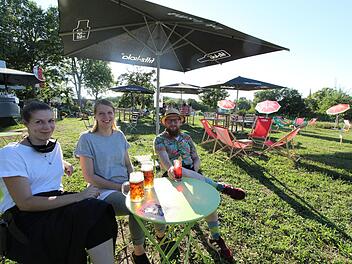 Johanna und Nina Löhr freuen sich zusammen mit Sven Goller (von links) über die gute Kooperation.   Foto: Antonia Wild