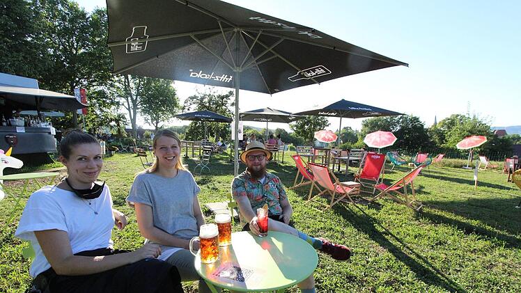 Johanna und Nina Löhr freuen sich zusammen mit Sven Goller (von links) über die gute Kooperation.   Foto: Antonia Wild