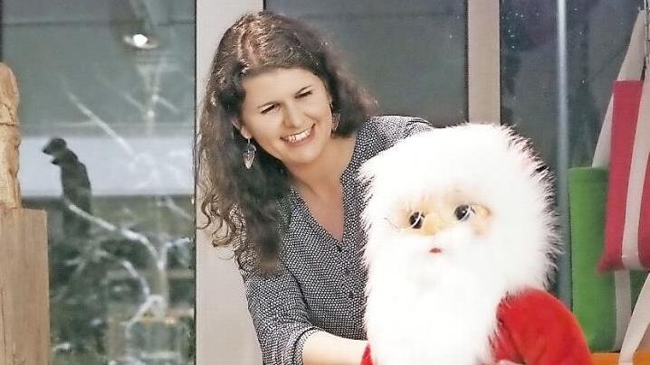 Alexandra Taschner dekoriert den Eingangsbereich des Spielzeugmuseums weihnachtlich. Fotos: Cindy Dötschel