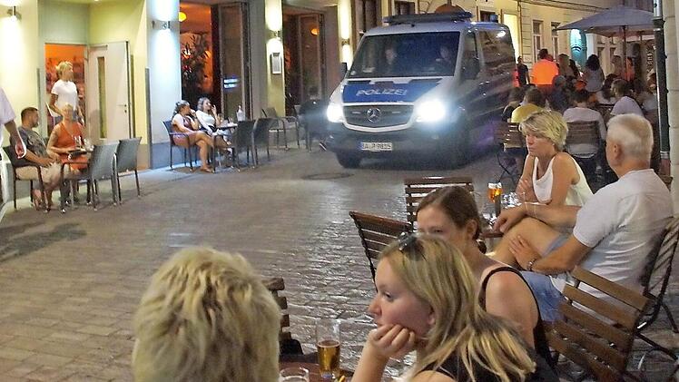 Polizeikontrollen statt drängelnder Massen: die Bamberger Sandstraße zur Zeit der Sandkerwa