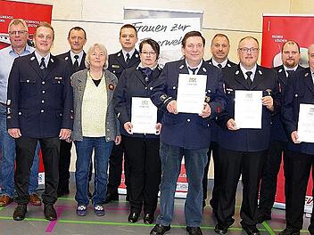 Die Feuerwehr Wilhelmsthal freut sich &uuml;ber die Auszeichnung langj&auml;hriger Aktiver mit dem Staatlichen Feuerwehrzeichen in Silber bzw. Gold.