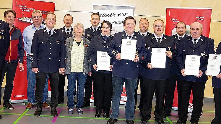 Die Feuerwehr Wilhelmsthal freut sich &uuml;ber die Auszeichnung langj&auml;hriger Aktiver mit dem Staatlichen Feuerwehrzeichen in Silber bzw. Gold.