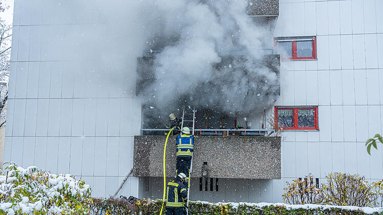 Bamberg: Brand in Hochhaus stellt Feuerwehr vor große Herausforderung - "Löscharbeiten äußerst schwierig"