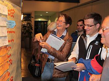 Christa Hronung (von links) vom Obst- und Gartenbauverein Oberleichtetrsbach, Steffen Koberstein von der Bergwacht Oberbach und Adolf Lieb Oberbach für die Arbeitsgemeinschaft Bad Brückenau in der Deutschen  Rheumaliga kleben ihre Wertungen auf. Fotos: Thomas Dill/Ralf Ruppert