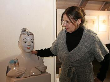 Sigrid Frey  legt einer ihrer  Faywence- Büsten  ihren Arm auf die Schulter.Foto: fra-press