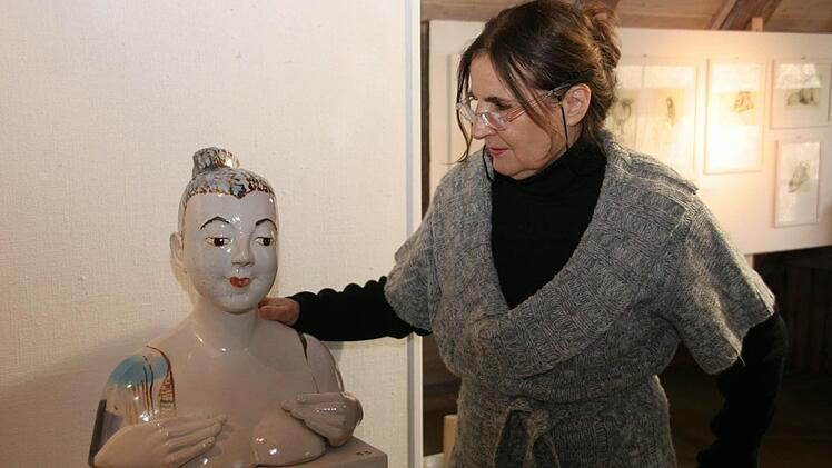 Sigrid Frey  legt einer ihrer  Faywence- Büsten  ihren Arm auf die Schulter.Foto: fra-press