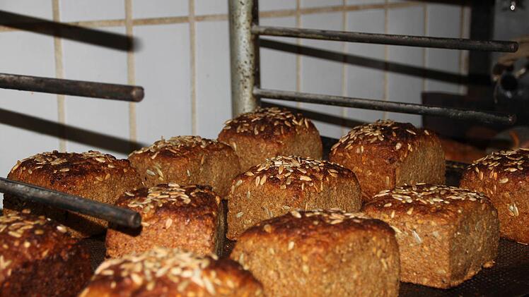 Die Familie Hahn backt Brot.