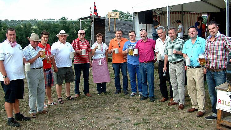 Nach dem Bieranstich genehmigten sie sich erst einmal einen kräftigen Schluck. Von links: Manfred Klopf vom Musikverein, Stadtrat Josef Schwemmlein, Alexander Scheuring vom TSV, die Stadträte Ludwig Pflaum und Bruno Wittig, Bianca Kaden vom Gesangverein "Sängerlust, Stadtrat Dr. Josef Scheller, Sebastian Schmitt vom TSV, Stadtrat und Festorganisationsleiter Alois Böhnlein (Soldatenkameradschaft), Stadtrat Werner Lang, 3. Bürgermeister Peter Klein, Stadtrat Wolfgang Brühl und Christian Merklei...
