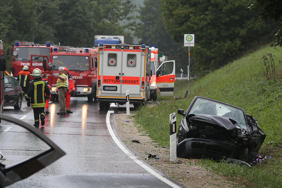 Zwei Schwerverletzte bei Frontalzusammenstoss