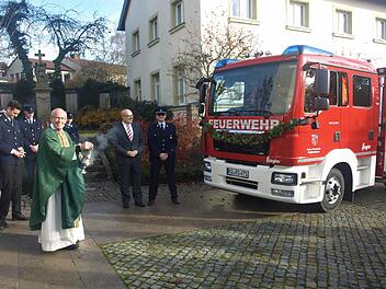 Im vergangenen November segnete Pfarrer Norbert Reinwand des neue "Mittlere Löschfahrzeug" MLF der Rottershäuser Feuerwehr.  Foto: Stefan Geiger/Archiv