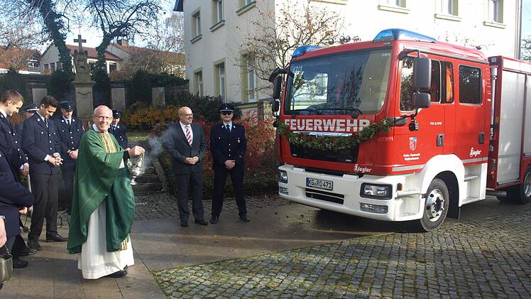 Im vergangenen November segnete Pfarrer Norbert Reinwand des neue "Mittlere Löschfahrzeug" MLF der Rottershäuser Feuerwehr.  Foto: Stefan Geiger/Archiv