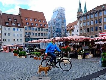 Klaus radelt mit Hund über den Hauptmarkt. Foto: Pelke