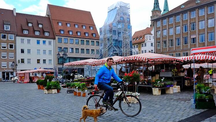 Klaus radelt mit Hund über den Hauptmarkt. Foto: Pelke