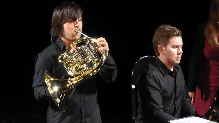 Der Hornist Alexandru Afanasiew und Niklaus Rexroth am Flügel im Kurtehater. Foto: Gerhild Ahnert