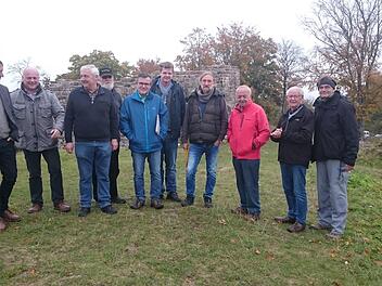 Der Palas wird zum Teil freigelegt. Das Bild zeigt von links: Dipl. Ing. Christian Schmitt, Bürgermeister Georg Seiffert, Vorsitzender Bruno Werner, Wolfgang Schön, Olaf Sippach, Andreas  Büttner,  Joachim Zeune, Hans Schrenk, Hermann Ziegler, Thomas Starke. Marion Eckert