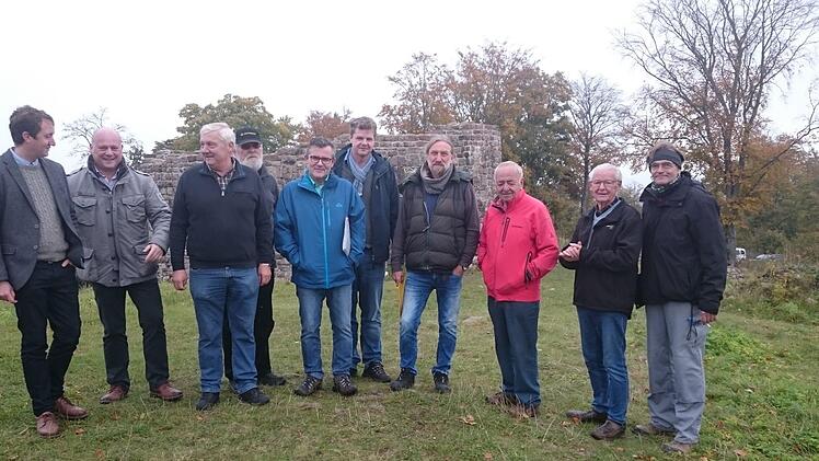 Der Palas wird zum Teil freigelegt. Das Bild zeigt von links: Dipl. Ing. Christian Schmitt, Bürgermeister Georg Seiffert, Vorsitzender Bruno Werner, Wolfgang Schön, Olaf Sippach, Andreas  Büttner,  Joachim Zeune, Hans Schrenk, Hermann Ziegler, Thomas Starke. Marion Eckert