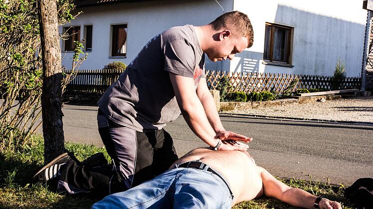 Dort wird bereits eine Herzdruckmassage durchgeführt, die - ganz wichtig - nicht unterbrochen werden darf. Foto: privat