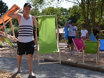 Bastian Rößner verteilt mit anderen Jugendzündern 100 Liegestühle auf dem Zeiler Stadtstrand. Fotos: Christoph Wiedemann