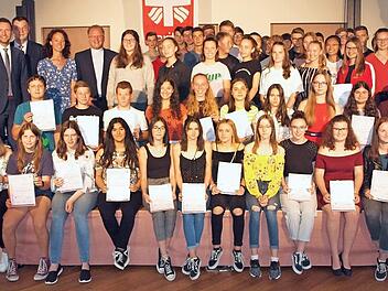92 Schüler hatten sich im Rahmen des Freiwilligen Sozialen Schuljahres mindestens 60 Stunden ehrenamtlich engagiert und durften dafür im Beisein von Projektleiterin Eva Müller sowie Kreisjugendamtsleiter Stefan Hahn, der Leiterin der sozialen Caritas-Beratungsstelle, Beate Ehl, Bürgermeister Andreas Hügerich, dem Geschäftsführer des Kreiscaritasverbandes Thomas Geldner, Schulamtsdirektorin Stefanie Mayr-Leidnecker und Dekan Lars Rebhan (hinten von links) Urkunde und Zeugnis entgegennehmen.  F...