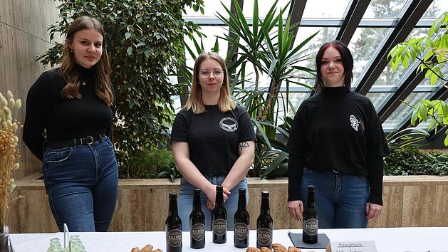 Amelie Kastner, Michelle Schwabe und Marie-Claire Raum (von links) haben ein Milchmischgetränk erfunden,  dass das Frühstück ersetzen und darüber hinaus auch eine  Alternative für den Morgenkaffee sein könnte.