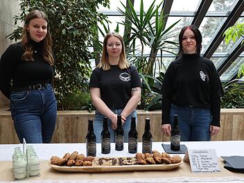 Amelie Kastner, Michelle Schwabe und Marie-Claire Raum (von links) haben ein Milchmischgetränk erfunden,  dass das Frühstück ersetzen und darüber hinaus auch eine  Alternative für den Morgenkaffee sein könnte.
