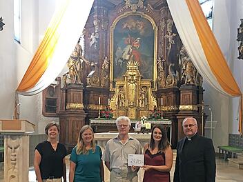 Die Vorsitzende des Pfarrgemeinderates Carola dos Reis Goncalves und Kirchenpflegerin Tanja Schwägerl präsentierten zusammen mit Stadtpfarrer Kilian Kemmer den Spendenrekord in der Stadtpfarrkirche. Dort übergab auch Gabriel Konjaev den Erlös sein...