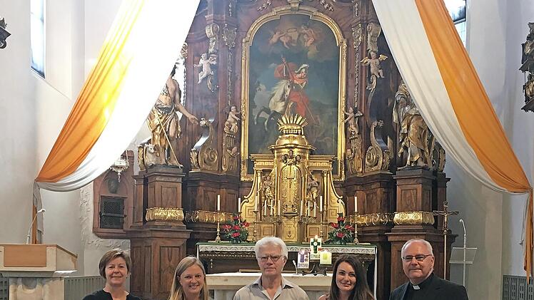 Die Vorsitzende des Pfarrgemeinderates Carola dos Reis Goncalves und Kirchenpflegerin Tanja Schwägerl präsentierten zusammen mit Stadtpfarrer Kilian Kemmer den Spendenrekord in der Stadtpfarrkirche. Dort übergab auch Gabriel Konjaev den Erlös sein...