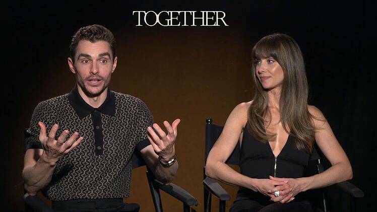 Dave Franco (hier mit Ehefrau Alison Brie) erinnert sich an eine kuriose "Foltermethode" seiner Br&uuml;der.