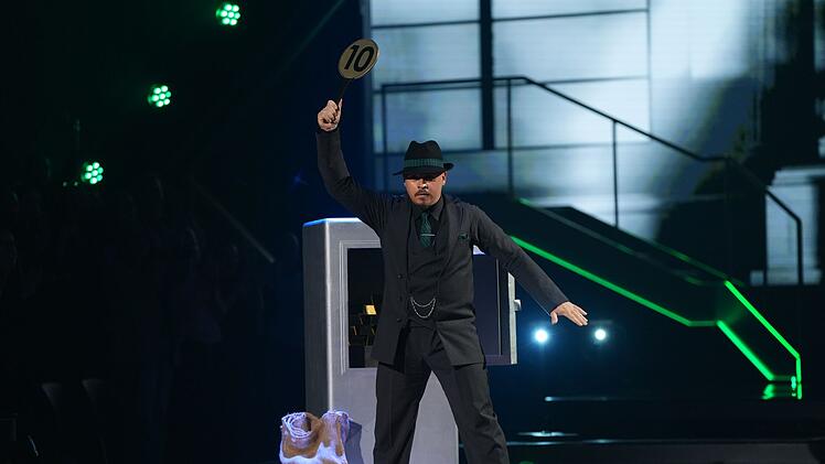 Gewusst wie! Gustav Sch&auml;fer gibt den "Smooth Criminal" und stiehlt am Ende eine zehn-Punkte-Kelle. Die bekommt er dann wirklich von Motsi Mabuse.