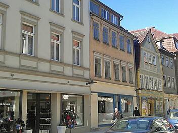 Die Häuserzeile zwischen Ketschen- und Kuhgasse. Die drei Anwesen in der Mitte stehen zum Verkauf (siehe Grafik unten). Foto: Simone Bastian