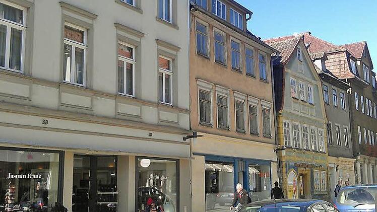 Die Häuserzeile zwischen Ketschen- und Kuhgasse. Die drei Anwesen in der Mitte stehen zum Verkauf (siehe Grafik unten). Foto: Simone Bastian