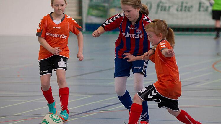 Die U11-Juniorinnen des SV Reitsch unterlagen im Endspiel der TSG Bamberg mit 3:6. Hier versuchen Alina Jakob (links) und Kim-Antonia Bayer (rechts), eine TSG-Spielerin vom Ball zu trennen.  Fotos: Heinrich Weiß