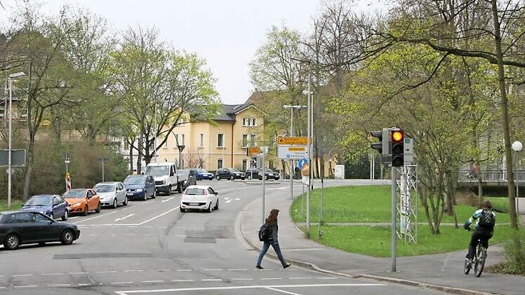Die Alexandrinenbrücke, rechts im Bildhintergrund zu erkennen, wird voraussichtlich nach Pfingsten für Sanierungsarbeiten bis September gesperrt. Danach wird der Bereich zwischen den beiden Einmündungen Judenberg/Sonntagsanger (im Vordergrund) und Sonntagsanger/Lossaustraße in Angriff genommen. Autofahrer müssen sich auch hier auf Einbahnregelungen und Umleitungen einstellen. Foto: Simone Bastian