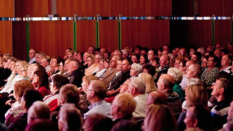 Blick ins ausverkaufte Coburger Kongresshaus