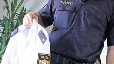 Gerhard Anders in der neuen Polizeiuniform: Das Hemd ist marineblau oder - für die heißen Tage - hell, die Hose ist nicht ganz so dunkel und hat zwei helle Seitenstreifen. Foto: Friedwald Schedel